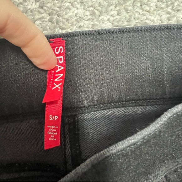 Spanx Jeans Womens Small Black Ankle Skinny High Rise Raw Hem Distressed Pull On - Picture 6 of 9
